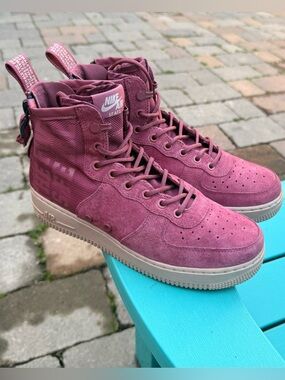 WOMENS NIKE SF AIR FORCE 1 MID
“FORCE IS FEMALE” SNEAKERS - VINTAGE WINE SZ 8.5